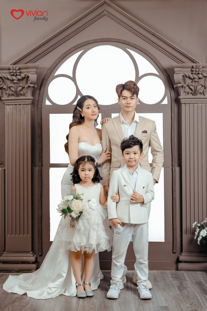 Album ảnh gia đình chụp trong studio Hàn Quốc Vivian